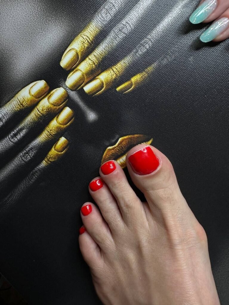 Ongles des pieds courts avec finition rouge vif