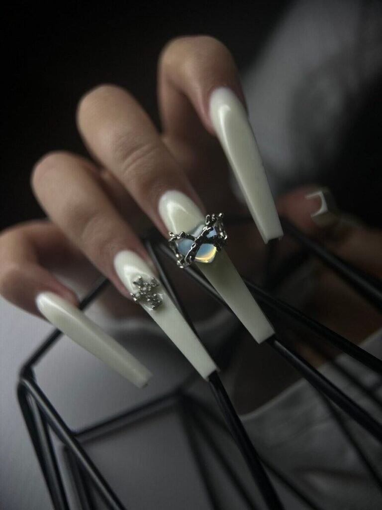 Ongles longs carrés ivoire avec détail décoratif argenté