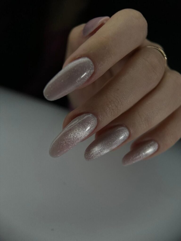Ongles longs en amande avec finition taupe rosée scintillante