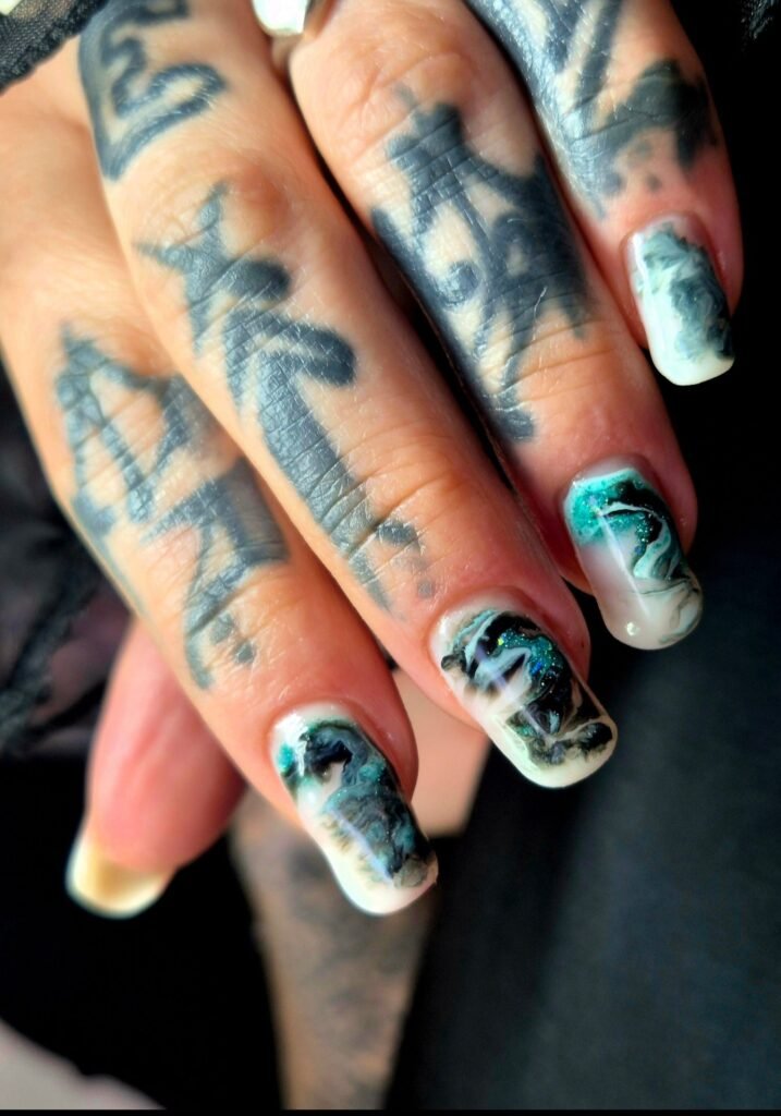 Ongles longs avec motifs marbrés blancs, verts et noirs