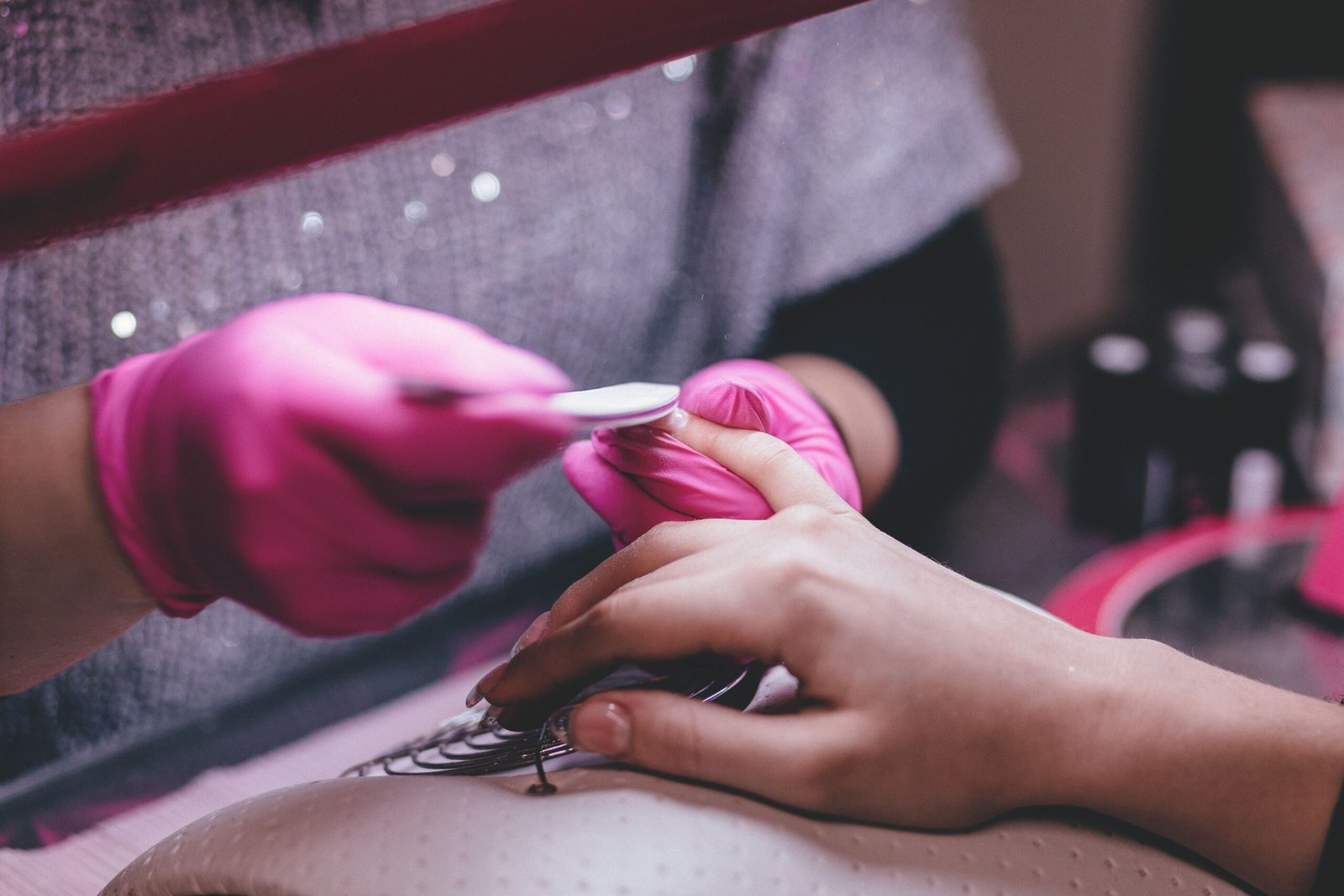 Mise en forme d’un ongle à la lime pendant une manucure